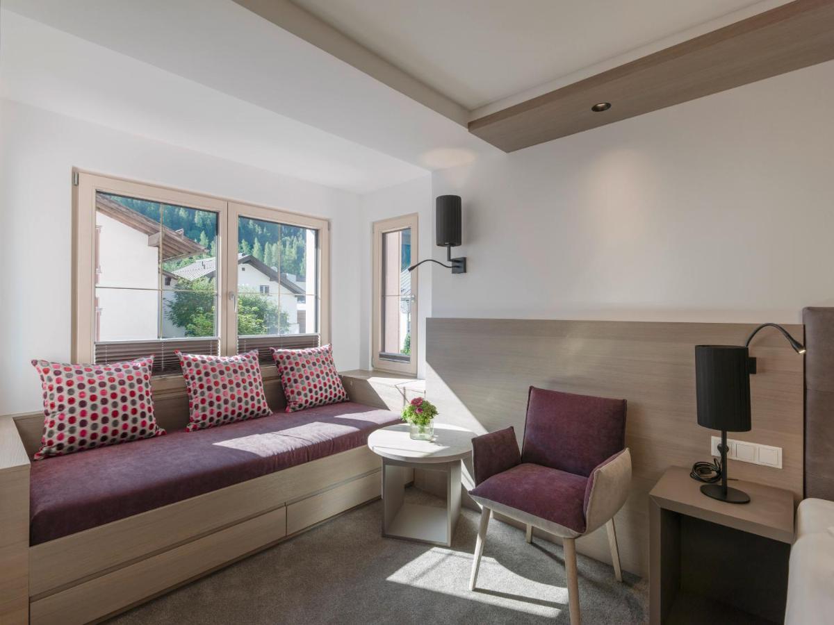 Quality Hosts Arlberg - Hotel Goldenes Kreuz B&B ซังคท์อันทอนอัมอาร์ลแบร์ก ภายนอก รูปภาพ
