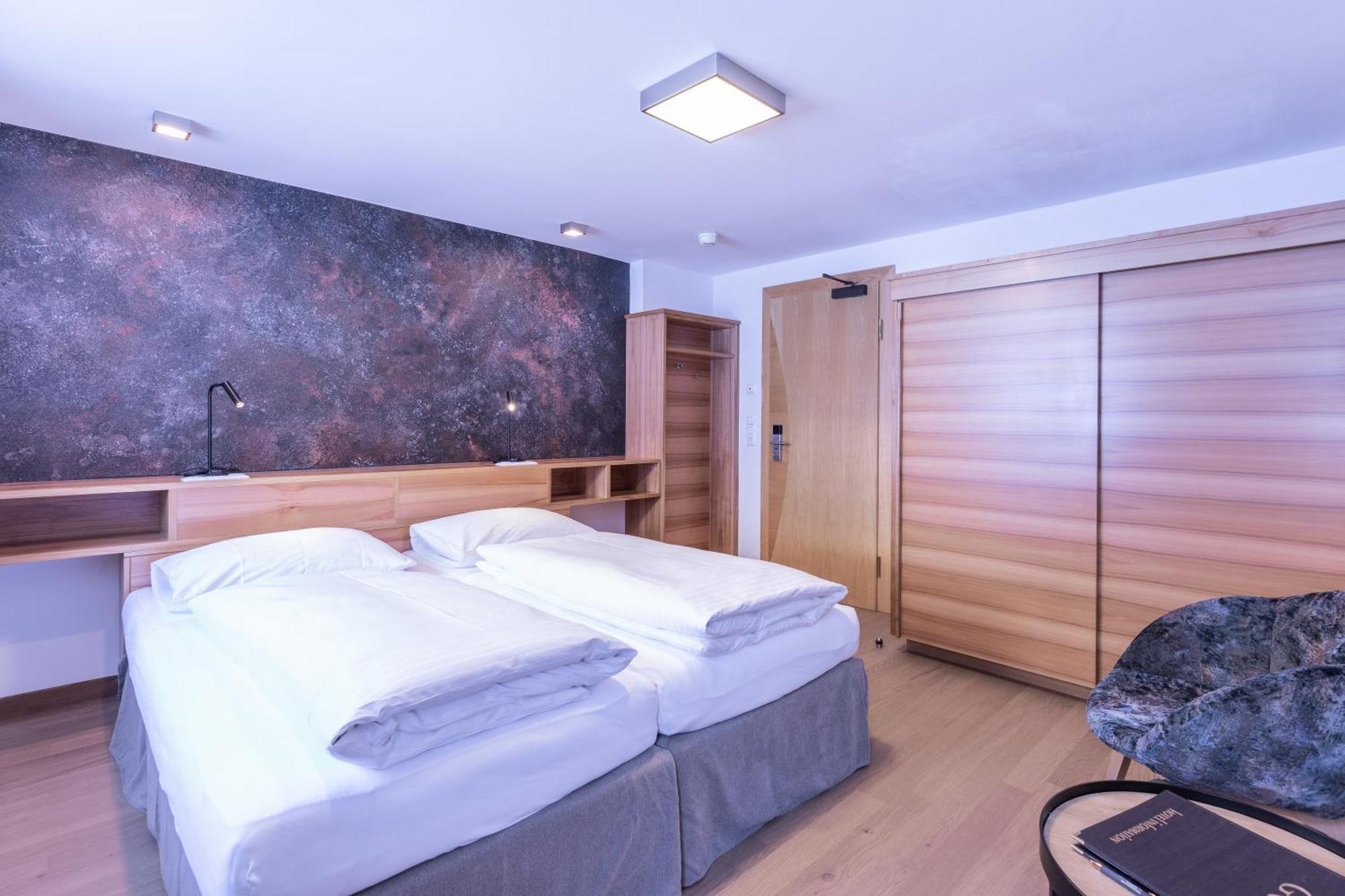 Quality Hosts Arlberg - Hotel Goldenes Kreuz B&B ซังคท์อันทอนอัมอาร์ลแบร์ก ภายนอก รูปภาพ