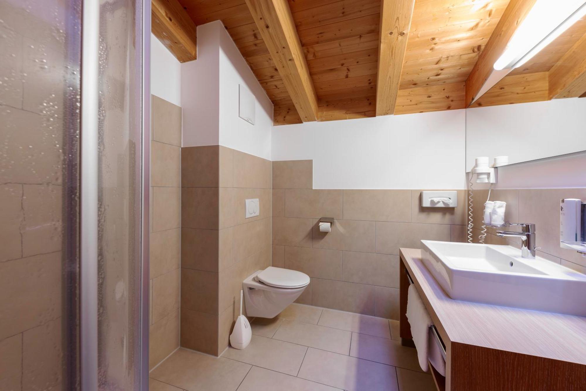 Quality Hosts Arlberg - Hotel Goldenes Kreuz B&B ซังคท์อันทอนอัมอาร์ลแบร์ก ภายนอก รูปภาพ