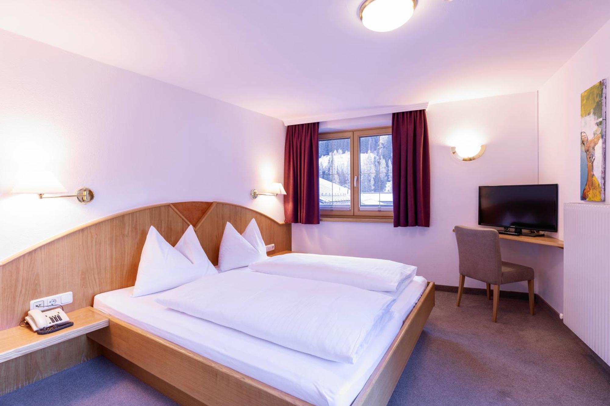 Quality Hosts Arlberg - Hotel Goldenes Kreuz B&B ซังคท์อันทอนอัมอาร์ลแบร์ก ภายนอก รูปภาพ