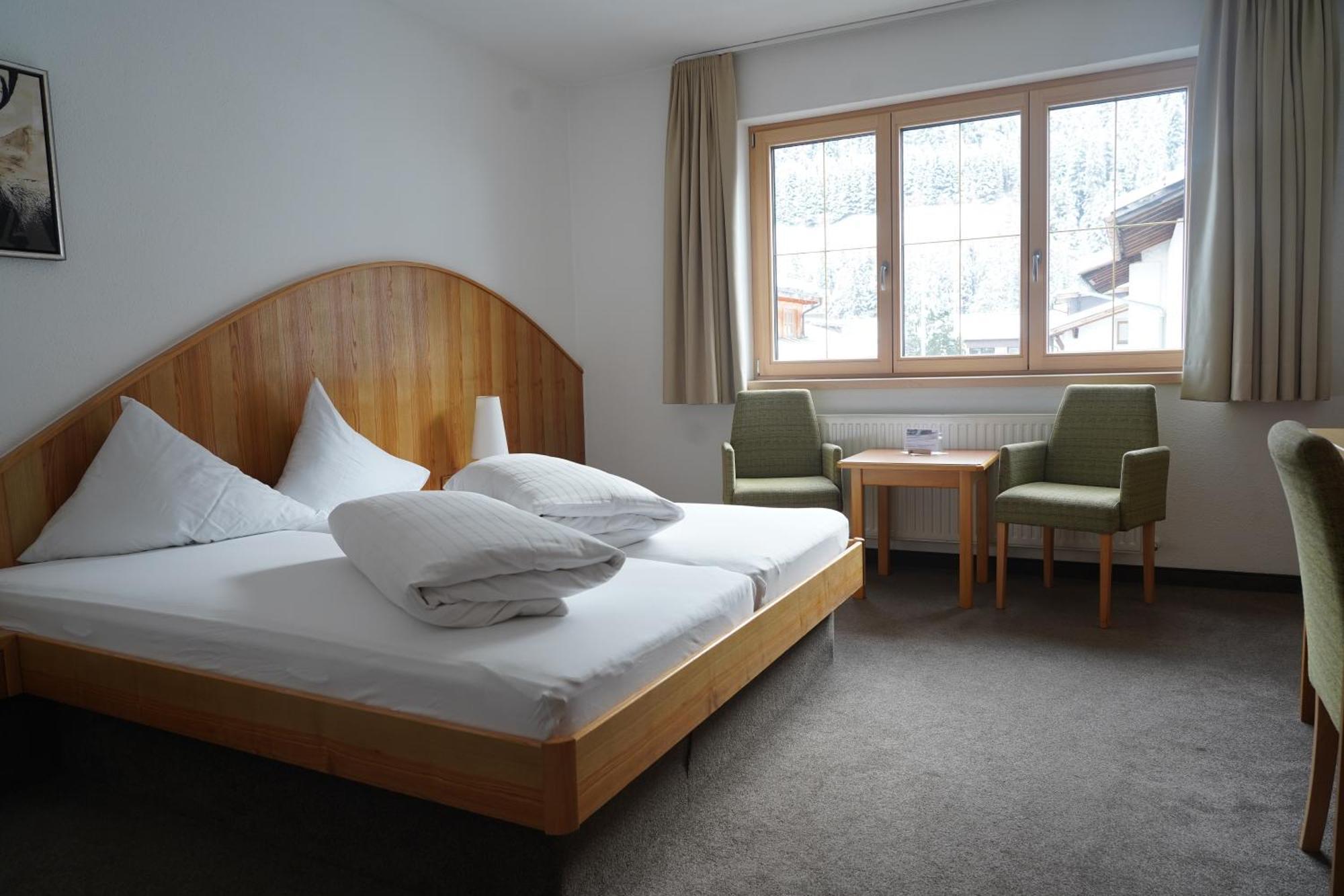 Quality Hosts Arlberg - Hotel Goldenes Kreuz B&B ซังคท์อันทอนอัมอาร์ลแบร์ก ภายนอก รูปภาพ