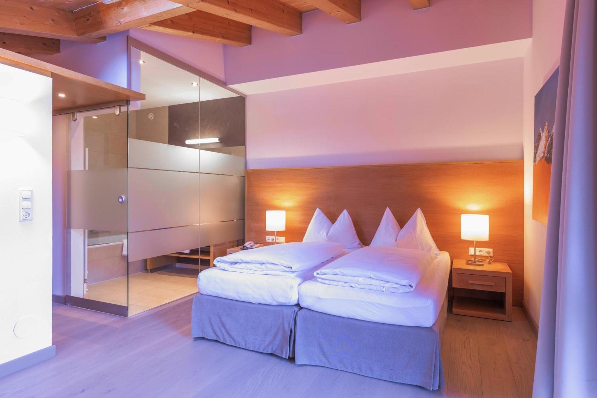 Quality Hosts Arlberg - Hotel Goldenes Kreuz B&B ซังคท์อันทอนอัมอาร์ลแบร์ก ภายนอก รูปภาพ
