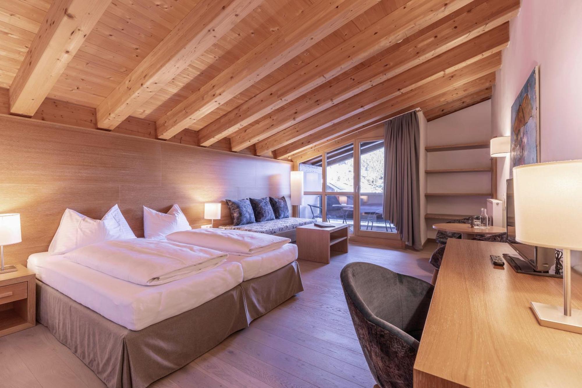 Quality Hosts Arlberg - Hotel Goldenes Kreuz B&B ซังคท์อันทอนอัมอาร์ลแบร์ก ภายนอก รูปภาพ