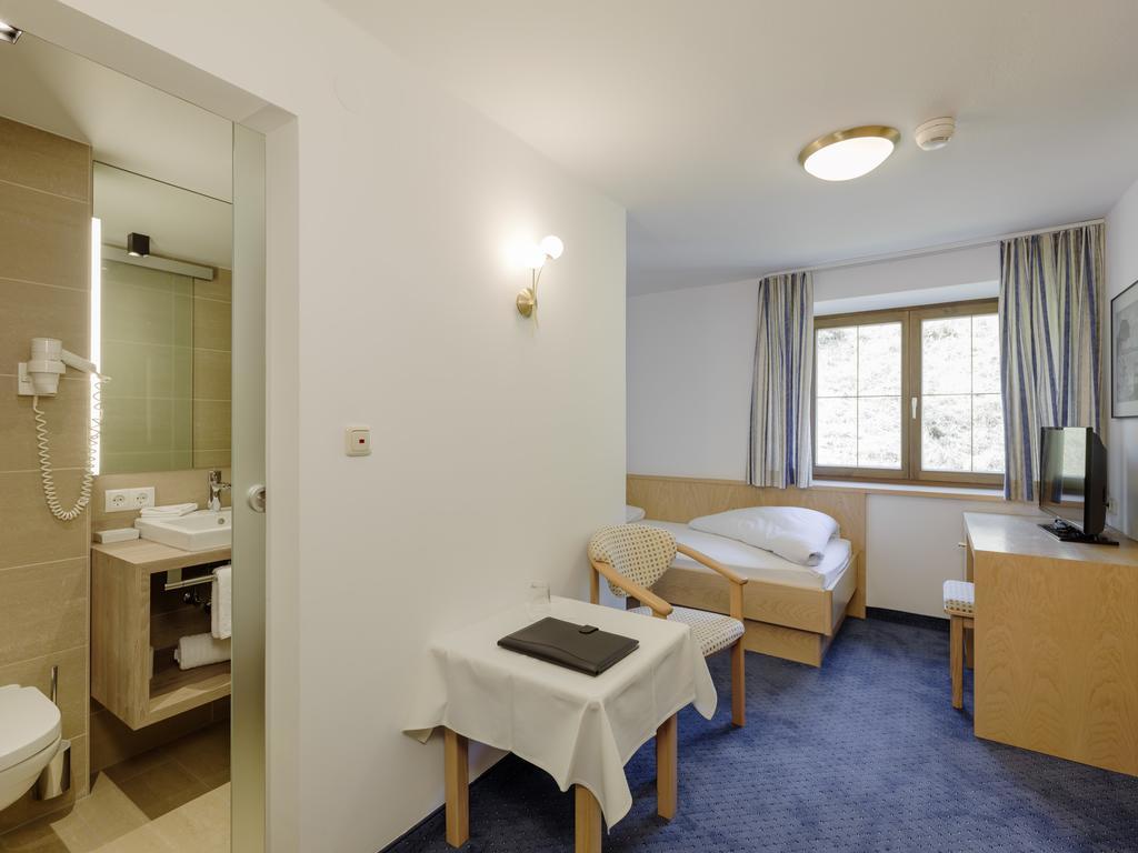 Quality Hosts Arlberg - Hotel Goldenes Kreuz B&B ซังคท์อันทอนอัมอาร์ลแบร์ก ห้อง รูปภาพ